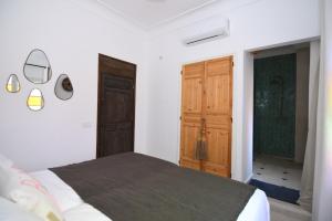Riad Larbi Khalis