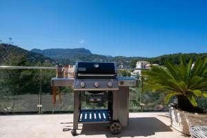 Idyllic 6 bed villa stunning sea view salt pool