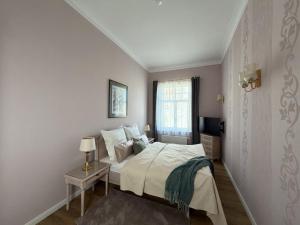 Stadtpalais Belle Etage - historische Villa für 2-8 Pers, 4 SZ, Garage mit E-Ladesäule, nahe Theater und Soletherme