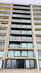 Volledig gerenoveerd appartement voor zes personen met frontaal zeezicht op de zeedijk van Westende