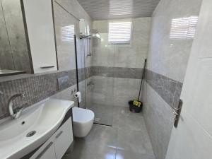 Perfectly Located Holiday Stay in Side Walking Distance to the Beach