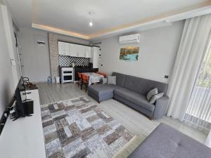 Perfectly Located Holiday Stay in Side Walking Distance to the Beach