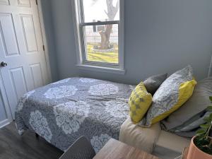 Quiet Coastal Retreat with neighborhood charm