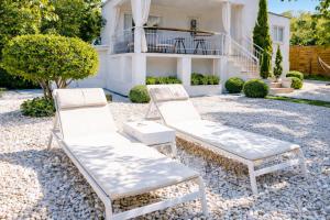 Grand Seaview Retreat - walk to the beach