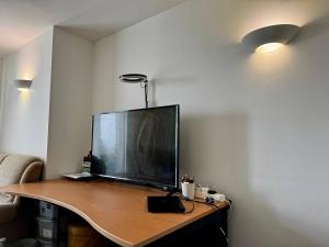 Skyline-View Flats Brentwood - King Room - Parking - Fast WiFi - Contractors - Short Stays