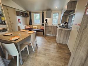 Bungalow 6 pers, proche Europa Park, ménage inclus, en camping avec piscines