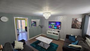 Well Furnished 3 Bedroom House in a cosy estate in Bolton with free parking
