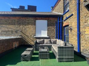 Spacious 2 Bedroom Flat with 85 inch TV, PS5, Pool Table, Terrace