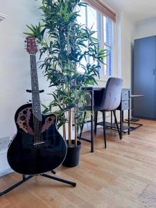 Spacious 2 Bedroom Flat with 85 inch TV, PS5, Pool Table, Terrace