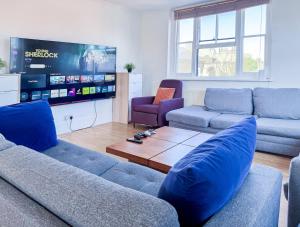 Spacious 2 Bedroom Flat with 85 inch TV, PS5, Pool Table, Terrace