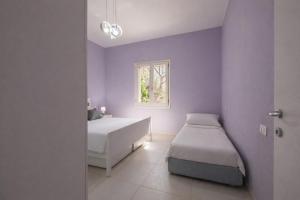 Stunning Villa - private garden - front beach- free parking