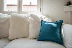 Stunning Villa - private garden - front beach- free parking img3