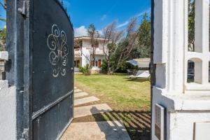 Stunning Villa - private garden - front beach- free parking