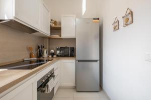 Stunning Villa - private garden - front beach- free parking img9