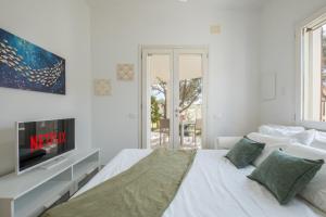 Stunning Villa - private garden - front beach- free parking img10