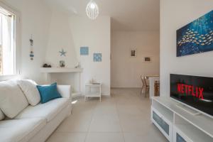 Stunning Villa - private garden - front beach- free parking img32