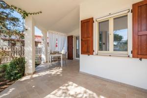Stunning Villa - private garden - front beach- free parking img51