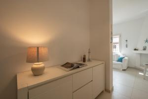 Stunning Villa - private garden - front beach- free parking img63