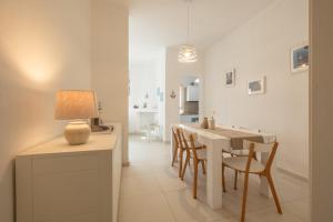 Stunning Villa - private garden - front beach- free parking img67