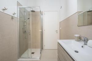 Stunning Villa - private garden - front beach- free parking img68