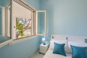 Stunning Villa - private garden - front beach- free parking img70