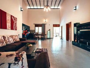 Spacious 2 Bedroom Apartment with Lake View