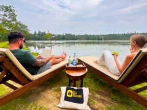 Spacious 2 Bedroom Apartment with Lake View