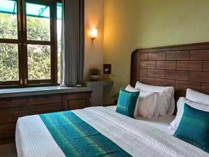 Spacious 2 Bedroom Apartment with Lake View