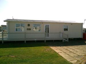 The Grange Ingoldmells Derwent 6 Berth Central heated Wrap Around Decking