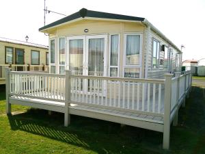 The Grange Ingoldmells Derwent 6 Berth Central heated Wrap Around Decking