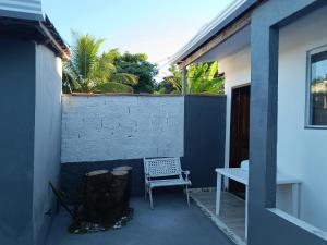Casa inteira 2 quartos, suite ar, 2 banheiros, home office, estacionamento, 4 pessoas próx praia Itaúna