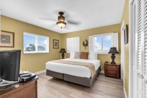 Sunny Oceanfront 2 Bedrooms and 2 Bathrooms with Pool and Parking