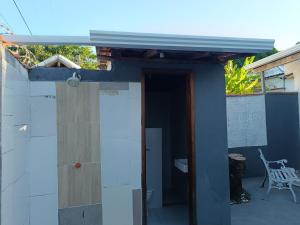 Casa inteira 2 quartos, suite ar, 2 banheiros, home office, estacionamento, 4 pessoas próx praia Itaúna