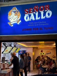 Massive Jacuzzi - 6 Bedroom with Private Bathroom - 1 block from LLeras P11