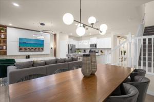 5 Bedrooms 4.5 Bathrooms Windsor Island 4234LA