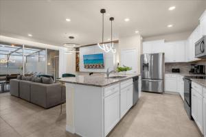 5 Bedrooms 4.5 Bathrooms Windsor Island 4234LA