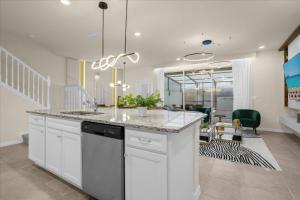 5 Bedrooms 4.5 Bathrooms Windsor Island 4234LA