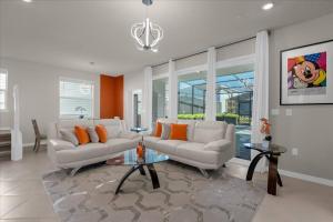 5 BD 4.5 BA Windsor Cay 1240 BI
