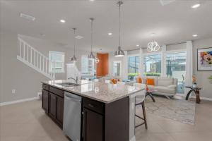 5 BD 4.5 BA Windsor Cay 1240 BI
