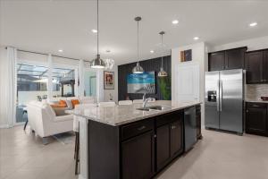 5 BD 4.5 BA Windsor Cay 1240 BI