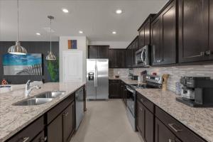 5 BD 4.5 BA Windsor Cay 1240 BI
