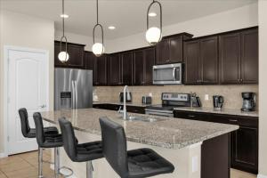 5 BD 4.5 BA Windsor At Westside 8815 GC