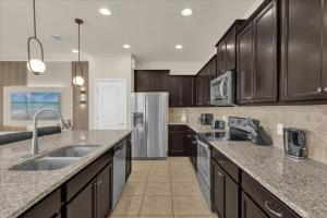 5 BD 4.5 BA Windsor At Westside 8815 GC