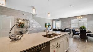 5 Bedrooms 4 Bathrooms Storey Lake 4813 Ml