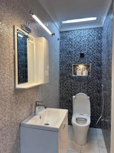 Stylish and Serene studio, close to CBD & airport, fast wifi, private compound