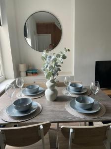 Petal House, Gloucester - Large, Spacious and charming