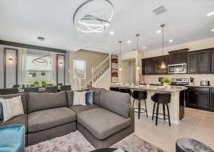 5 Bd 45 Ba Windsor At Westside 2414 Td