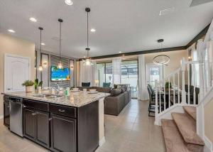 5 Bd 45 Ba Windsor At Westside 2414 Td