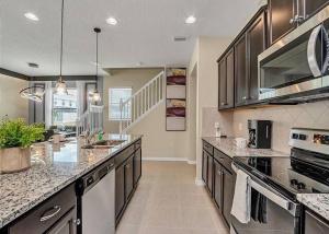 5 Bd 45 Ba Windsor At Westside 2414 Td
