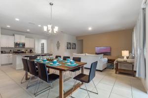 5 Bedrooms 4.5 Bathrooms Solterra 5272 OA